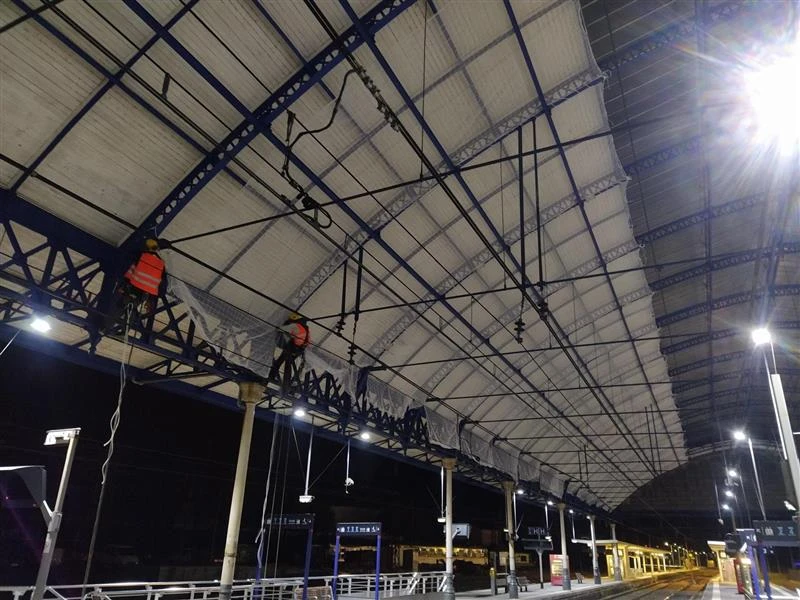 Pose de filets de protection en sous-face de toiture – Gare de Dax